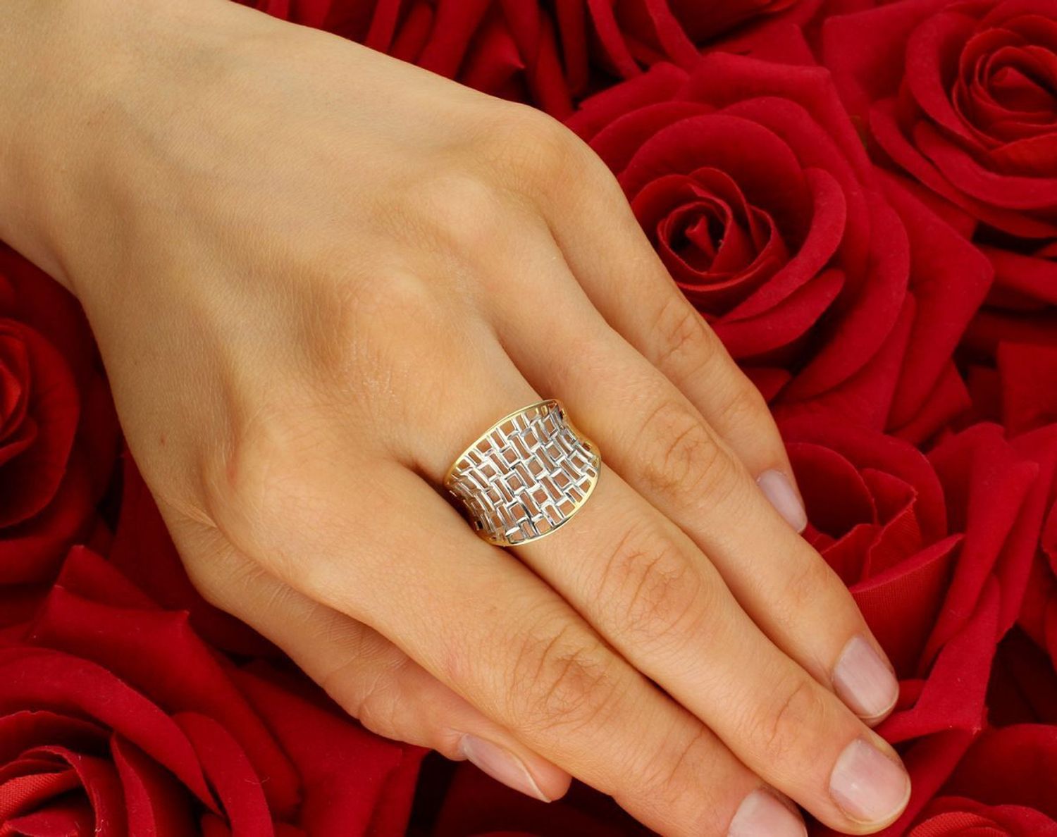 Ażurowy pierścionek damski złoty próby 585 z dodatkiem białego złota. Model P 2459, waga 1,93 g, rozmiar 14. Szerokość góry 1,5 cm, szyna dolna 3 mm. Idealny na prezent lub elegancką okazję.1.jpg